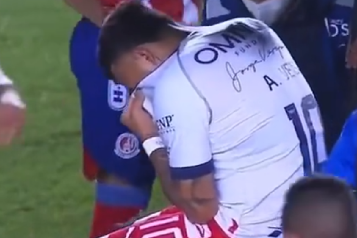 Foto:Captura de pantalla|¡Auch! Alexis Vega de Chivas abandona partido entre lágrimas por lesión