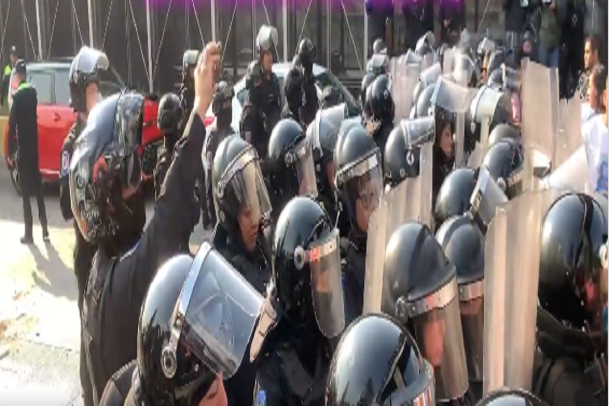 Foto: Captura de pantalla| VIDEO: Policías liberan Circuito Interior rumbo al AICM bloqueado por padres