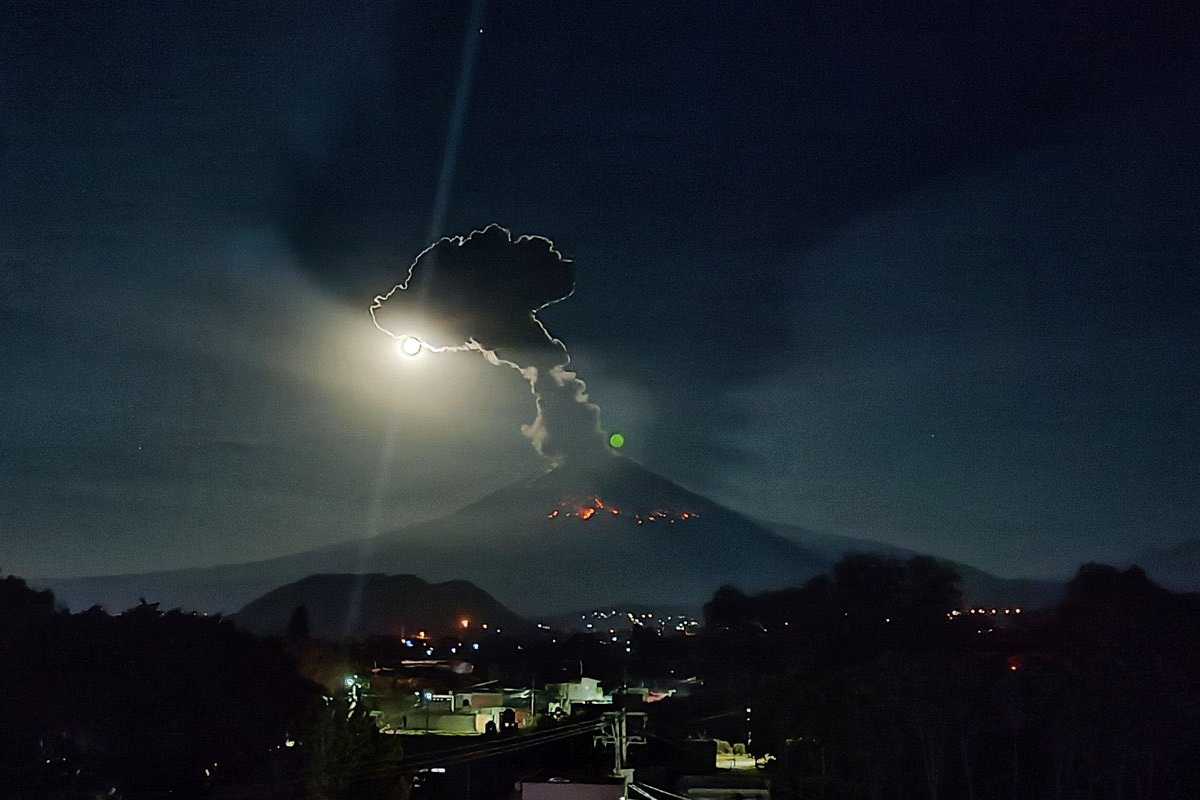 El Popocatépetl registró una espectacular explosión la madrugada de este viernes.