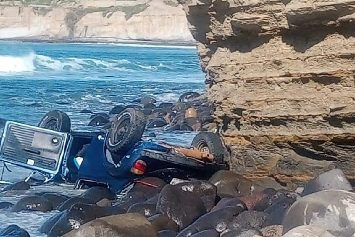 Conductor muere tras caer con su vehículo en acantilado de playa