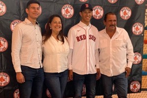 ¡Uno más a las Grandes Ligas! Obed Balderas, beisbolista mexicano, firma con los Red Sox de Boston. Noticias en tiempo real