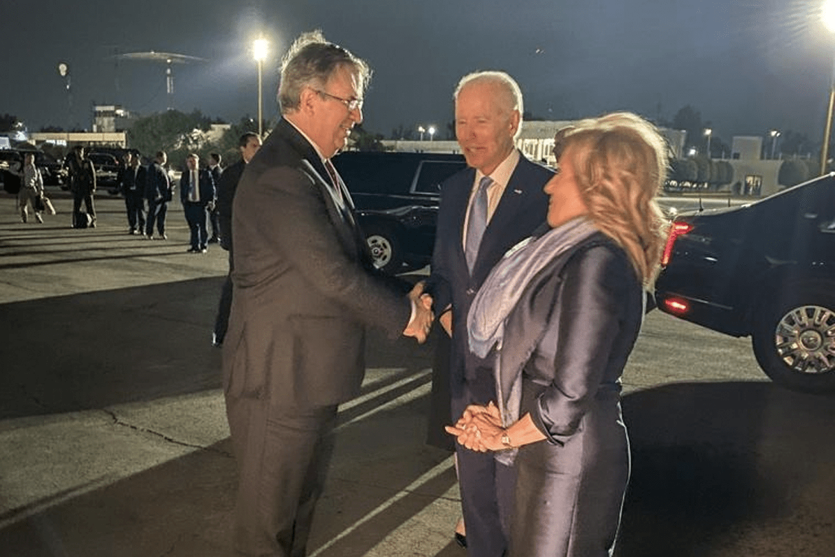 Foto: SRE | Con un abrazo, el titular de la SRE despidió al presidente de EU y a su esposa, Jill Biden.