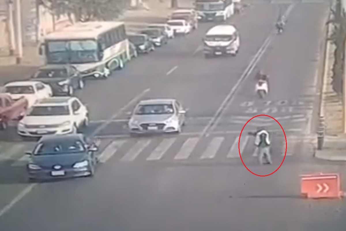 Motociclista invade carril de Mexibús y atropella a policía.