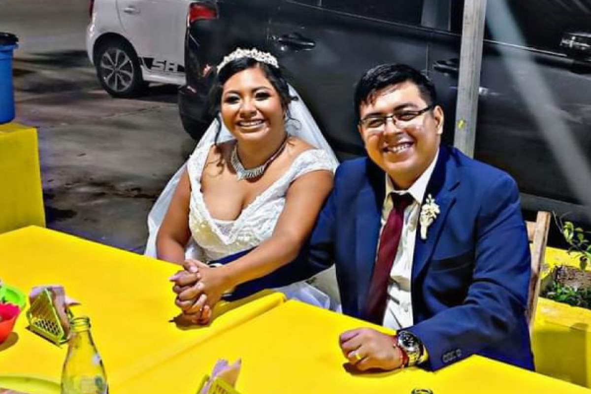 Pareja de recién casados festeja su enlace matrimonial en una taquería