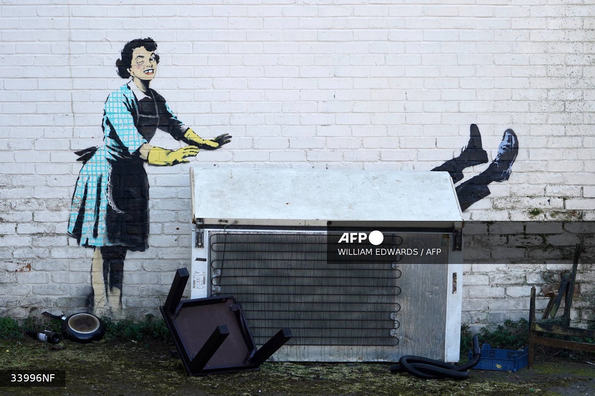 Banksy desveló el martes su última obra de arte callejero en el Reino Unido, que pone de relieve la violencia doméstica contra las mujeres