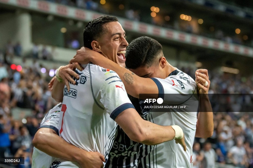 El Monterrey retomó el liderato del fútbol mexicano al vencer 2-0 al Querétaro el miércoles en el estadio BBVA