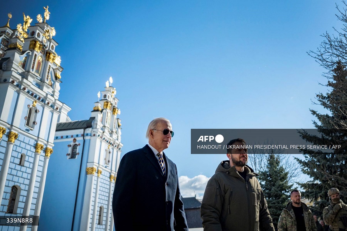 Joe Biden reiteró su "inquebrantable" apoyo a Ucrania el lunes en una visita sorpresa a Kiev en la que prometió nuevas entregas de armamento
