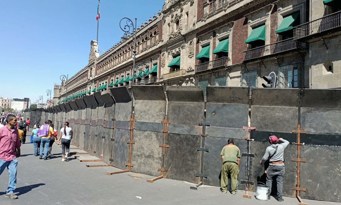 Foto: Quadratin / INE Trabajadores descargaron vallas metálicas afuera del Palacio Nacional para resguardar los edificios aledaños. marcha