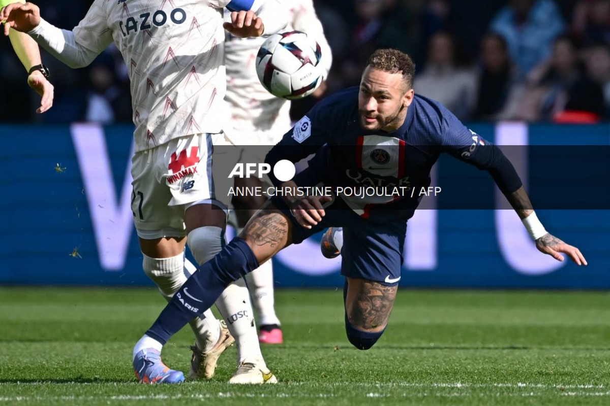 El delantero brasileño del PSG, Neymar, fue retirado en camilla el domingo en el partido de la Ligue 1 contra el Lille