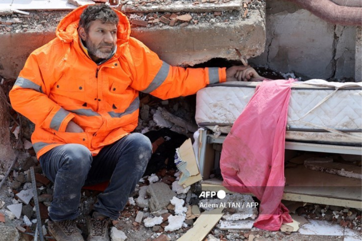 Foto:AFP|Padre sostiene la mano de su hija muerta bajo los escombros del terremoto de Turquía