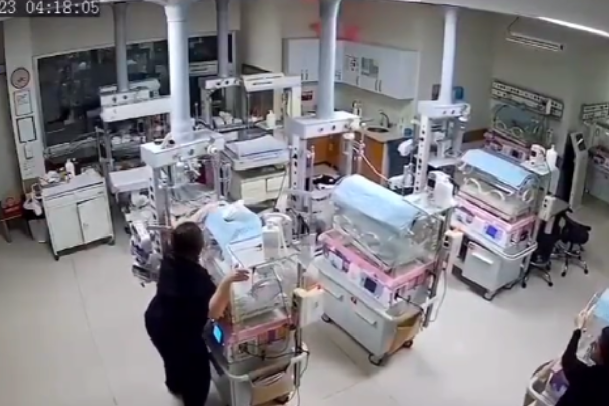 Foto:Captura de pantalla|VIDEO: Enfermeras protegen a recién nacidos durante terremoto de Turquía