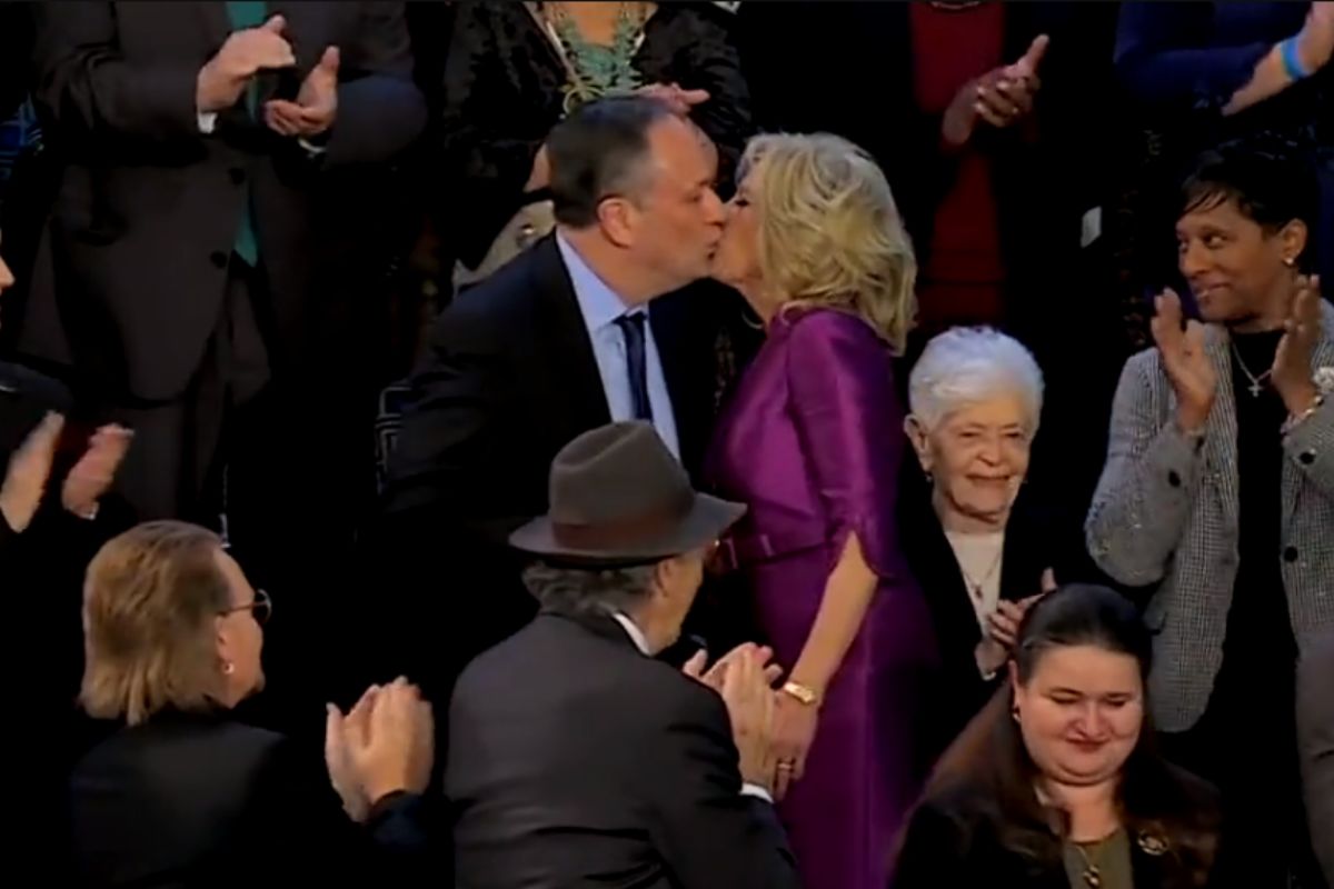 Jill Biden, esposa del presidente de EU y el esposo de Kamala Harris se besan en la boca durante el discurso del mandatario