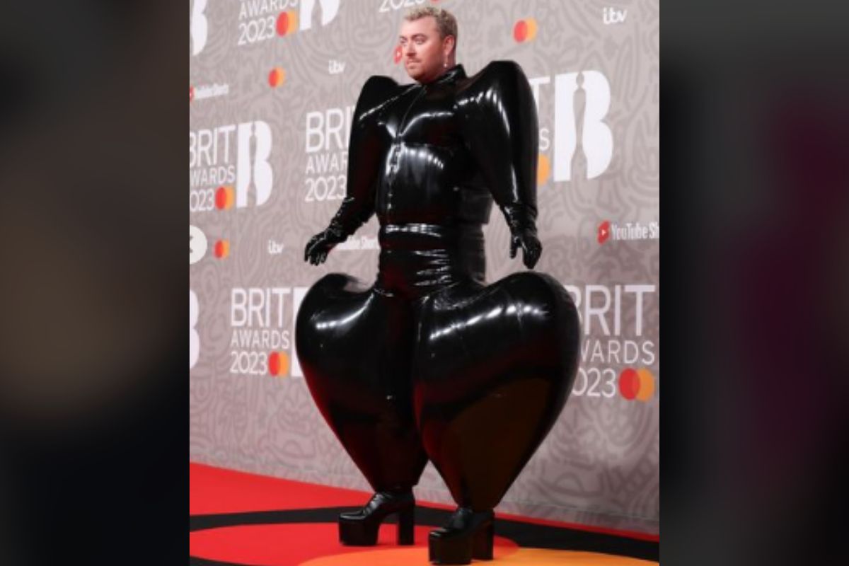 Él es Sam Smith, el cantante británico que ha causado controversia por sus "extravagantes" outfits