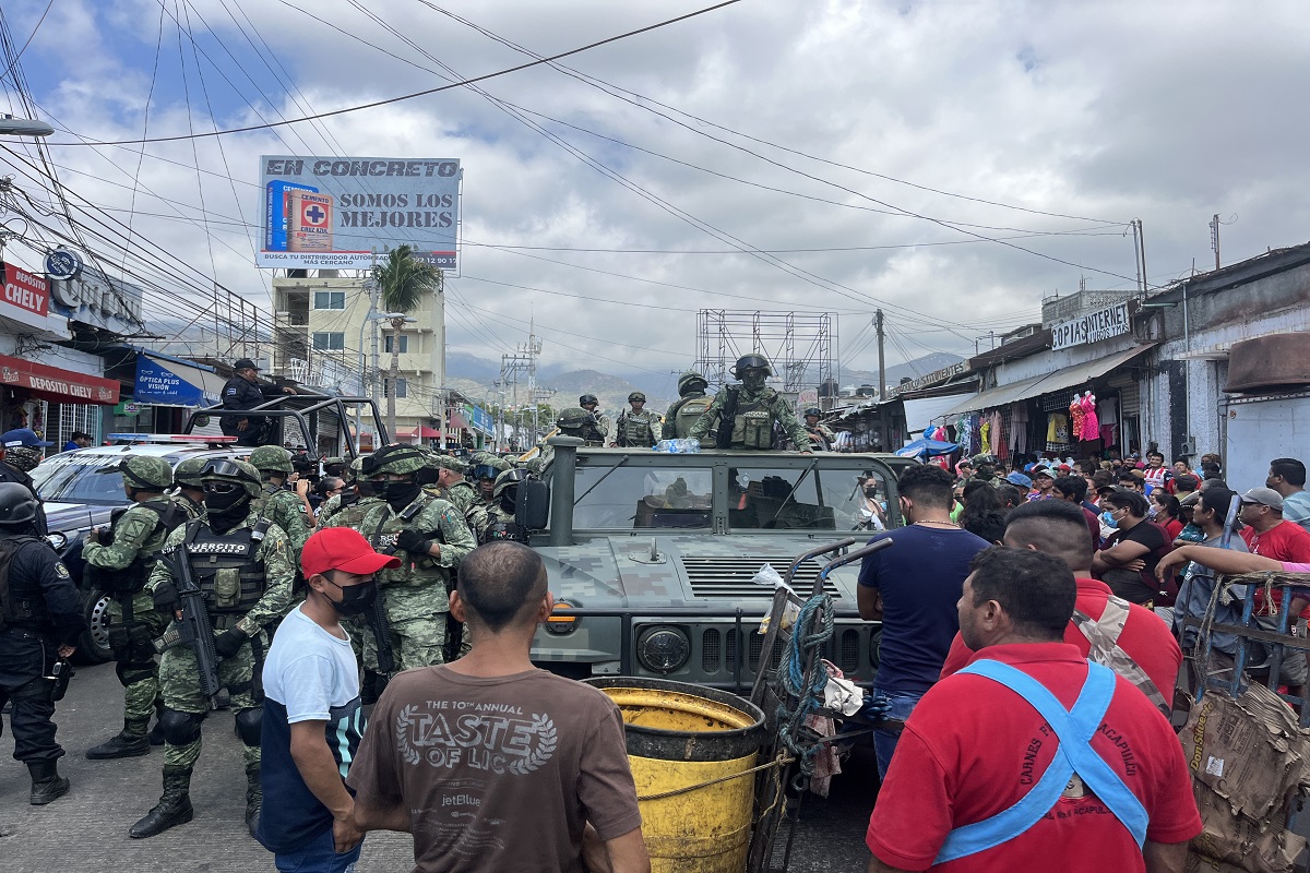 Comerciantes del Mercado Central del puerto retuvieron una hora y media a unos 15 militares tras la detención de un joven