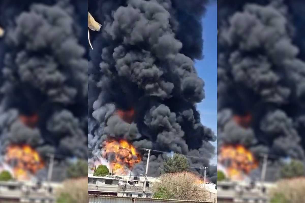 VIDEOS. Un fuerte incendio se registra en una recicladora en Ecatepec, Estado de México.