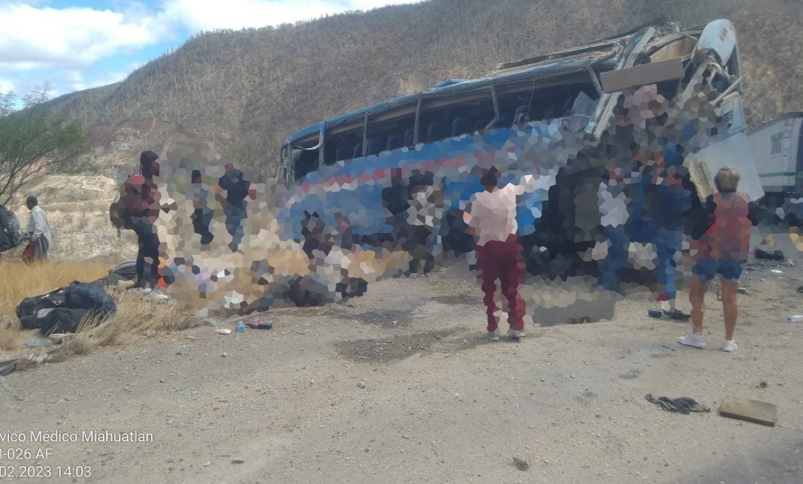 Foto: Servicio Médico Miahuatlan | Autobús Los hechos se dieron en el kilómetro 87 de esa importante vía de comunicación con dirección a Cuacnopalan.