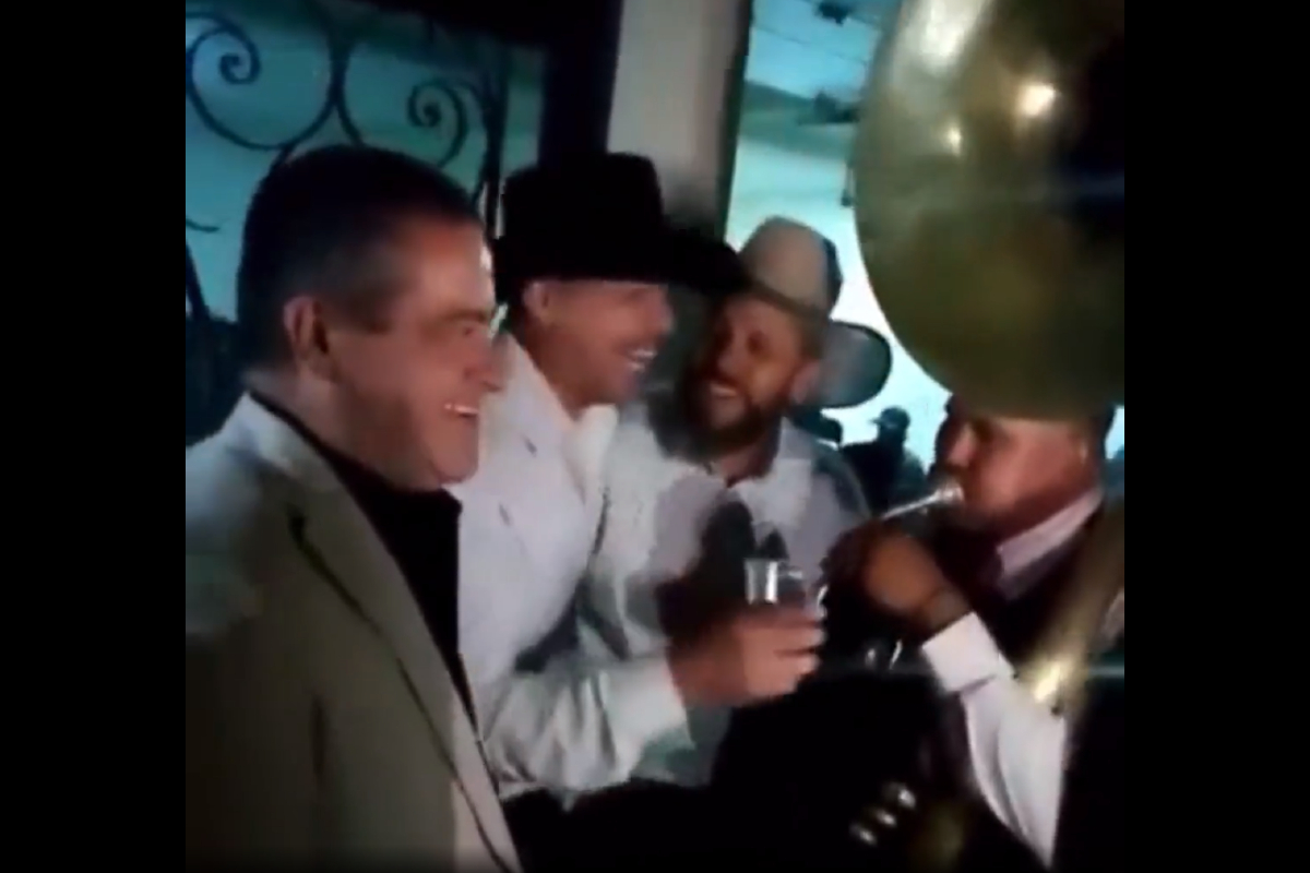 Alcalde de Jerez canta narcocorrido dedicado a "El Chapo".