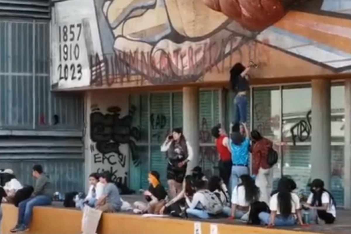 Vandalizan mural de Alfaro Siqueiros en la UNAM.