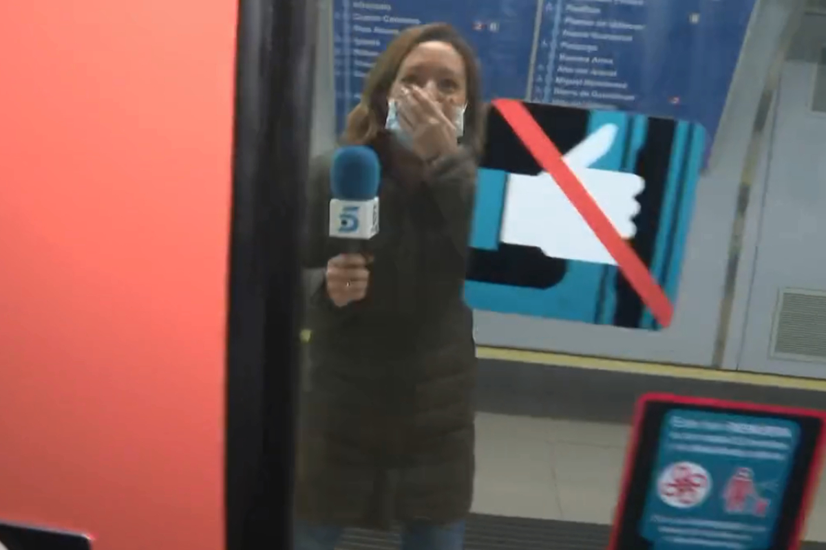 Camarógrafo queda atrapado en vagón de Metro durante reportaje.