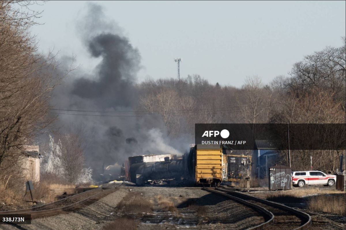 AFP | Tren con sustancias tóxicas descarrila en Ohio.