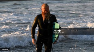 Australiano bate récord del mundo de horas seguidas surfeando. Noticias en tiempo real