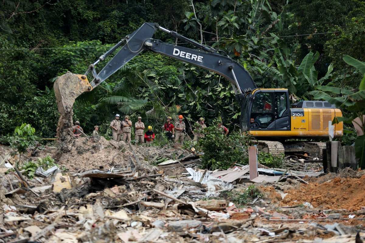 Ocho personas, entre ellos cuatro niños, murieron por un deslizamiento de tierra tras las fuertes lluvias
