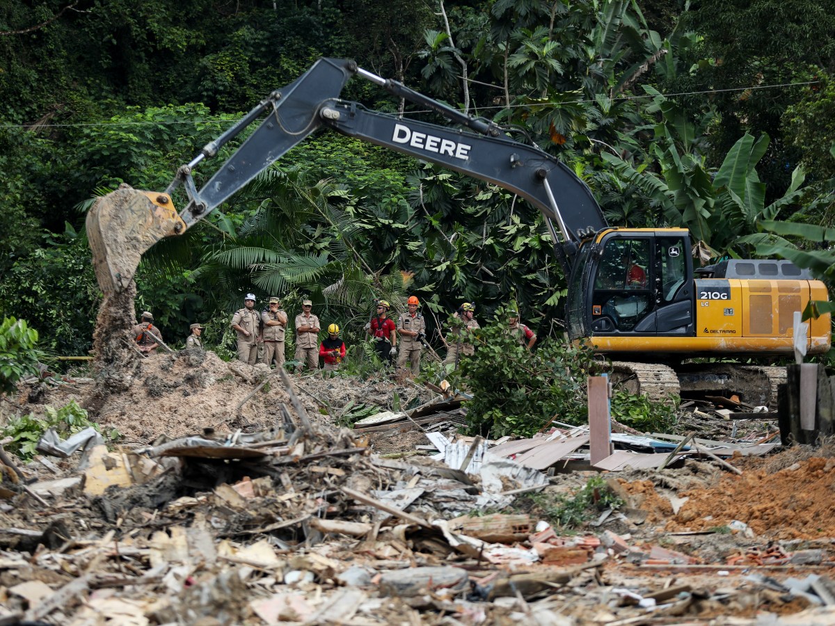 Ocho personas, entre ellos cuatro niños, murieron por un deslizamiento de tierra tras las fuertes lluvias
