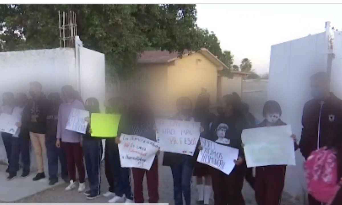 Foto:Captura de pantalla|Alumnos protestan tras ser corrido su maestro por presuntamente ser gay