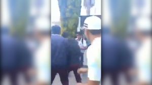 ¡Imágenes fuertes! Alumnos de un CETIS en Tlaxcala golpean y noquean a joven. Noticias en tiempo real