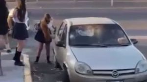 VIDEO: Alumnas apedrean auto de presunto acosador en Culiacán. Noticias en tiempo real