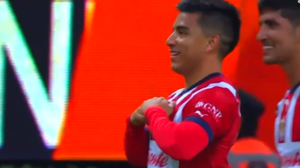 Foto:Captura de pantalla|“El Pingüinito” El “Nene” Beltrán de Chivas celebra gol con paso del “Medio Metro”