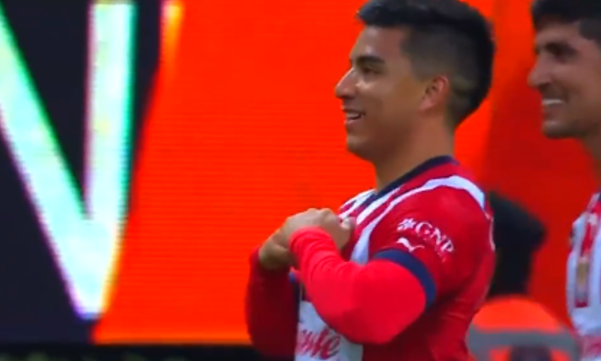 Foto:Captura de pantalla|“El Pingüinito” El “Nene” Beltrán de Chivas celebra gol con paso del “Medio Metro”