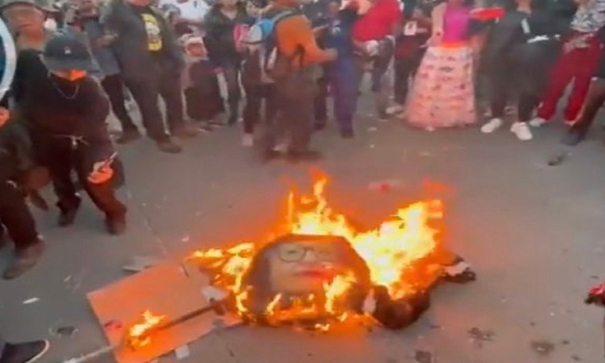 Más de un día le tomó al presidente Andrés Manuel López Obrador condenar la quema