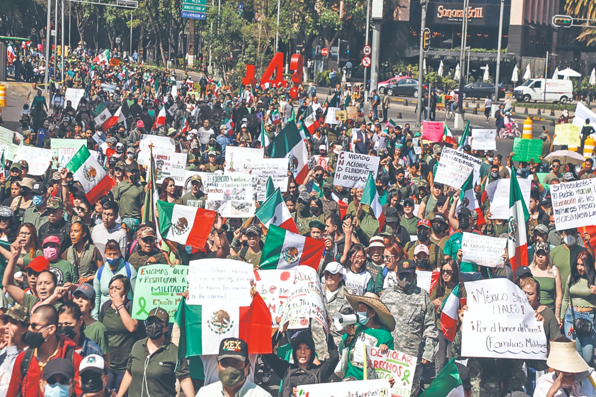 En la Ciudad de México, la marcha arrancó en el Ángel de la Independencia y desembocó en el Zócalo, frente a Palacio Nacional