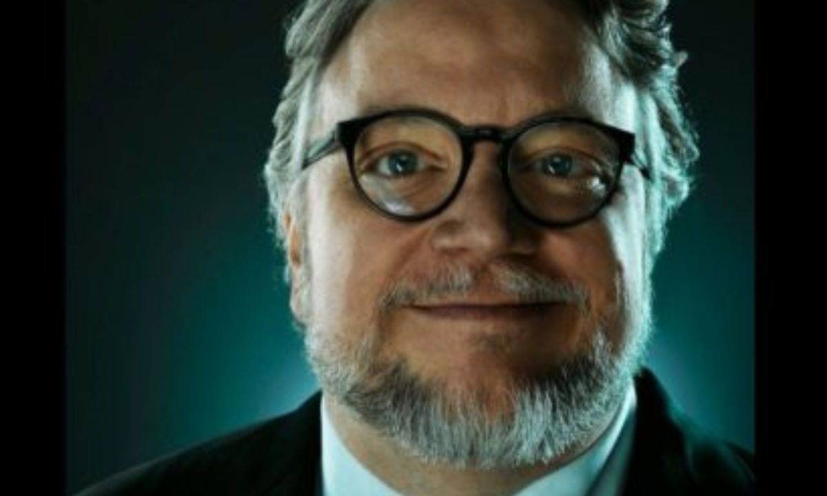 Sony Pictures lanzó en redes una imagen de Guillermo del Toro como si fuera la versión alternativa de "Across The Spider-Verse"