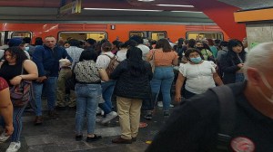 Mañana caótica en Línea 8 del metro por desalojo de tren. Noticias en tiempo real