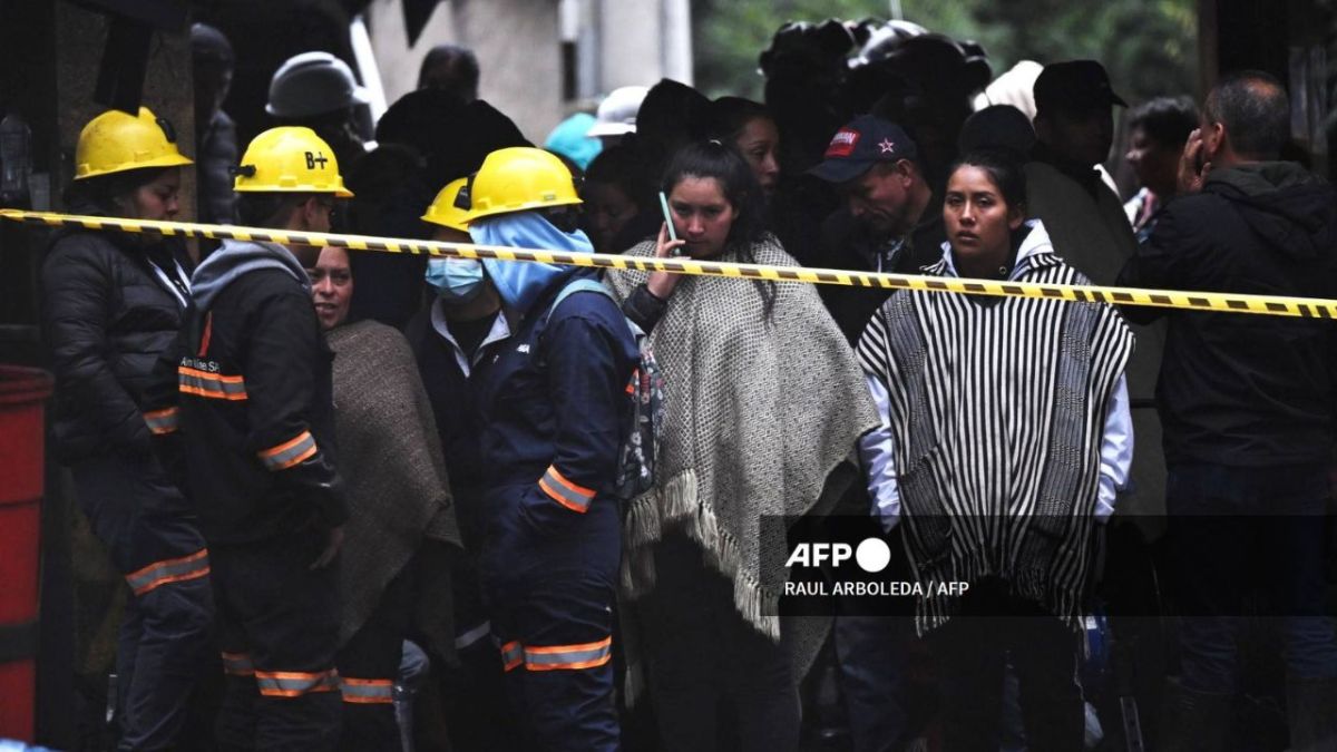 Foto:AFP|Buscan a 10 mineros atrapados por explosión que mató a 11 en Colombia