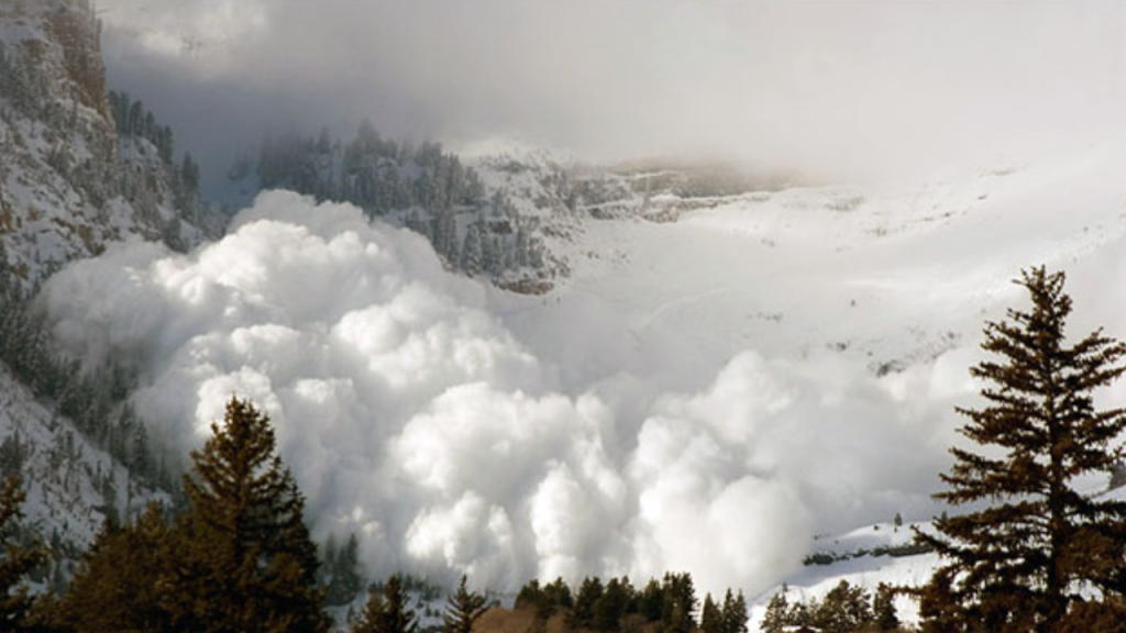 Tres heliesquiadores, todos extranjeros, murieron en una avalancha en las Montañas Rocosas de Kootenay