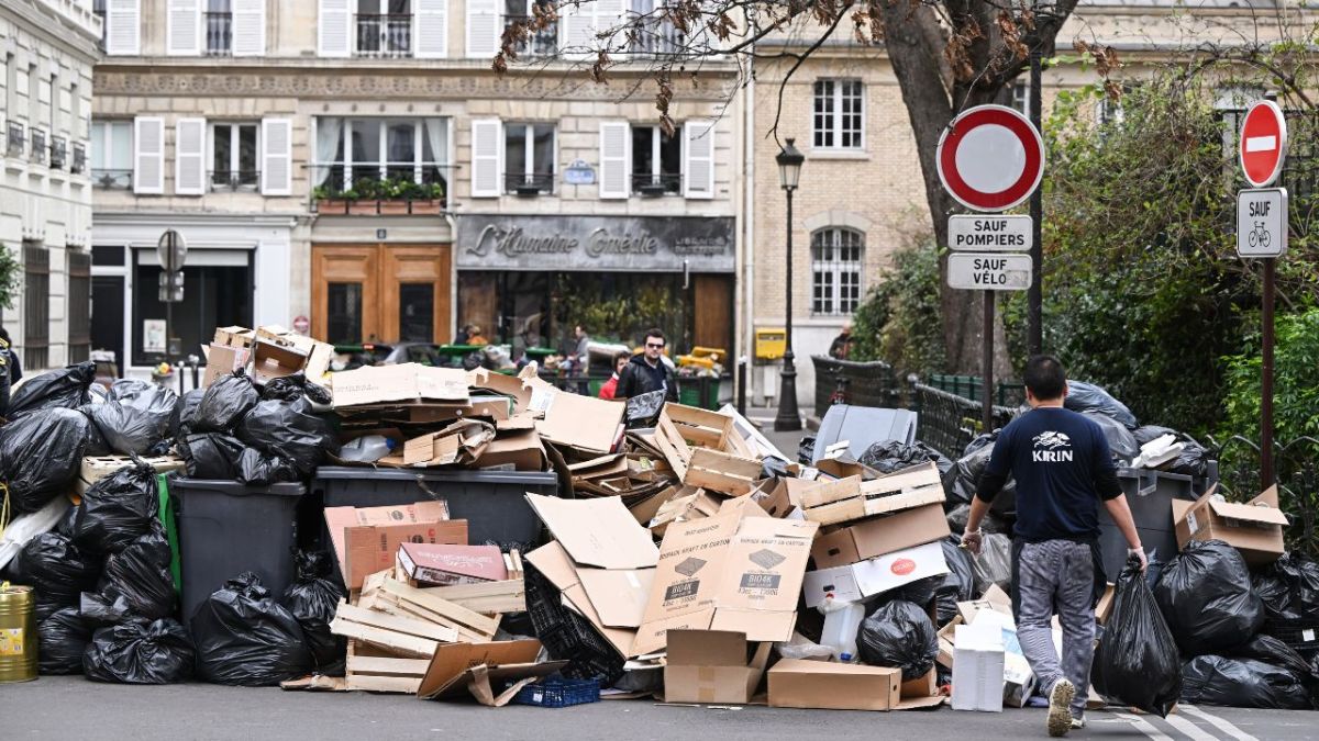 Las bolsas de basura se acumulan en París, donde 5 mil 400 toneladas de desechos siguen sin ser recogidas