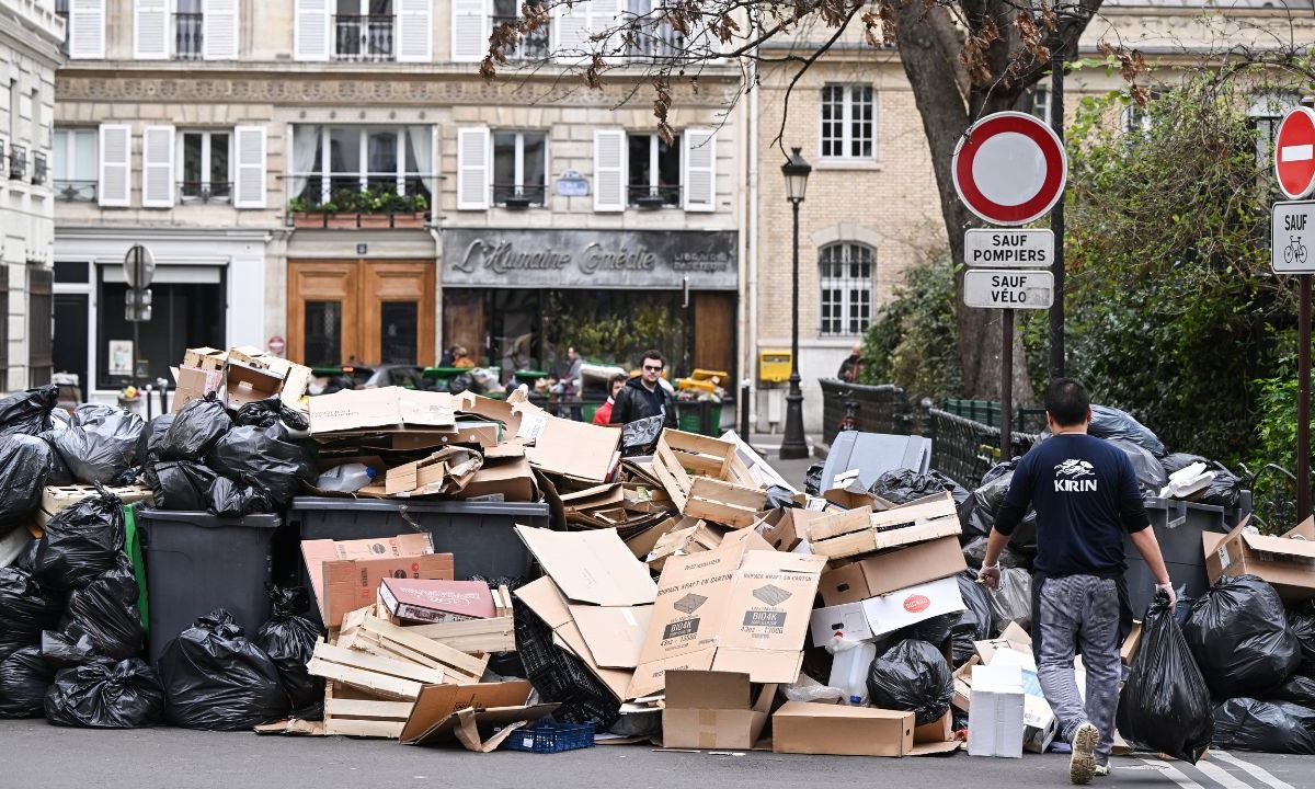 Las bolsas de basura se acumulan en París, donde 5 mil 400 toneladas de desechos siguen sin ser recogidas