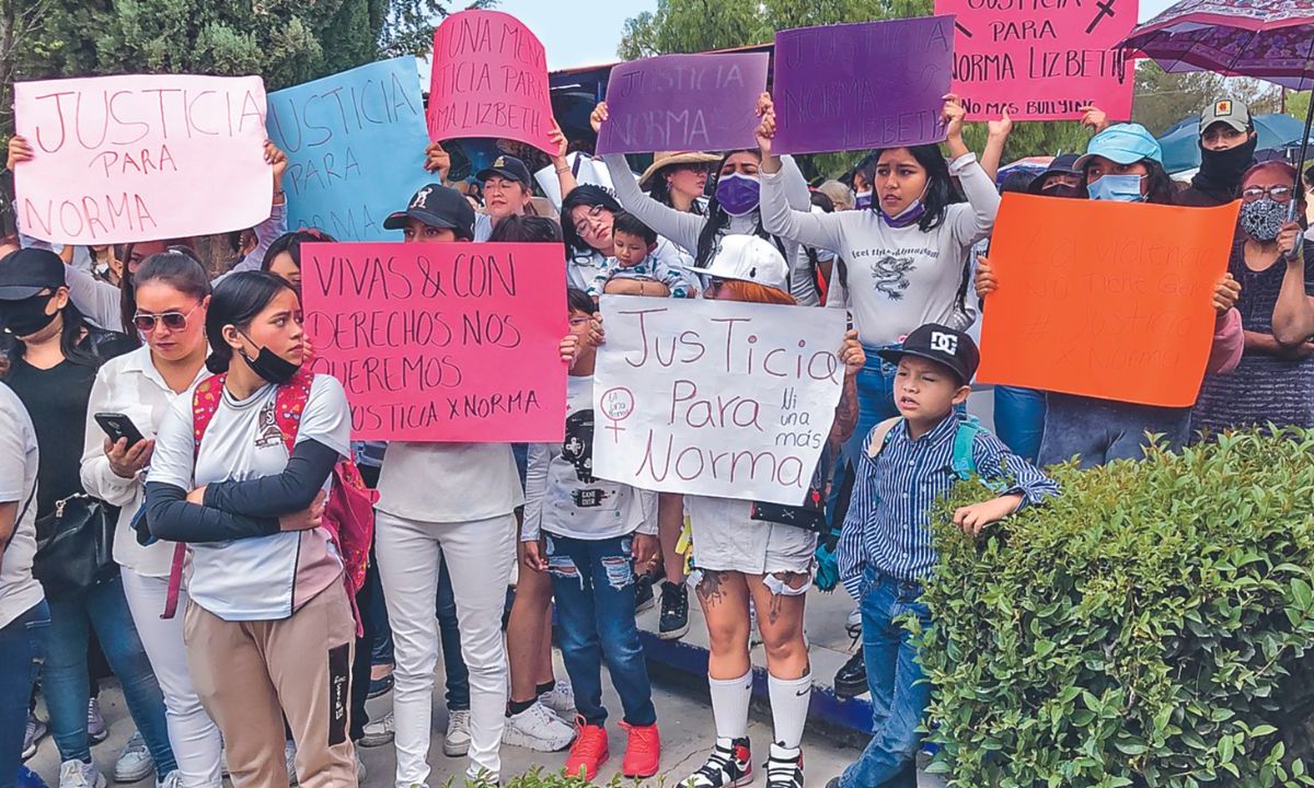 Vecinos de Teotihuacán protestaron en contra del bullying y la muerte de Norma Lizbeth.