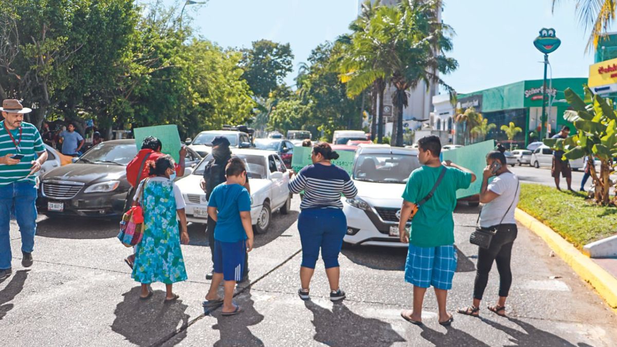 Familiares y amigos de Dulce Flores Acuña bloquean la avenida Costera Miguel Alemán del puerto de Acapulco