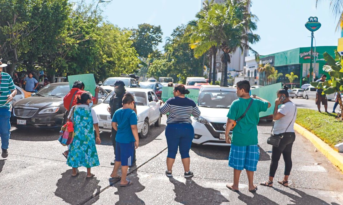 Familiares y amigos de Dulce Flores Acuña bloquean la avenida Costera Miguel Alemán del puerto de Acapulco
