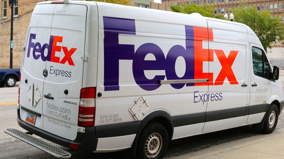 FedEx vio ralentizar su actividad en diciembre y principios de año, lo que redujo su facturación y beneficios