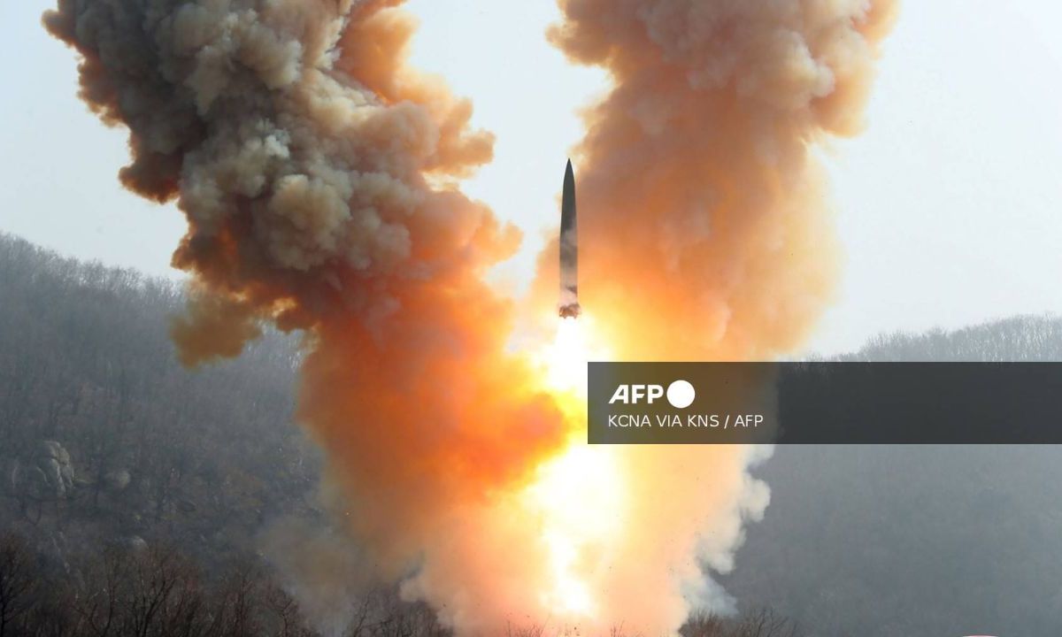 El líder norcoreano dirigió ejercicios militares "simulando un contraataque nuclear"