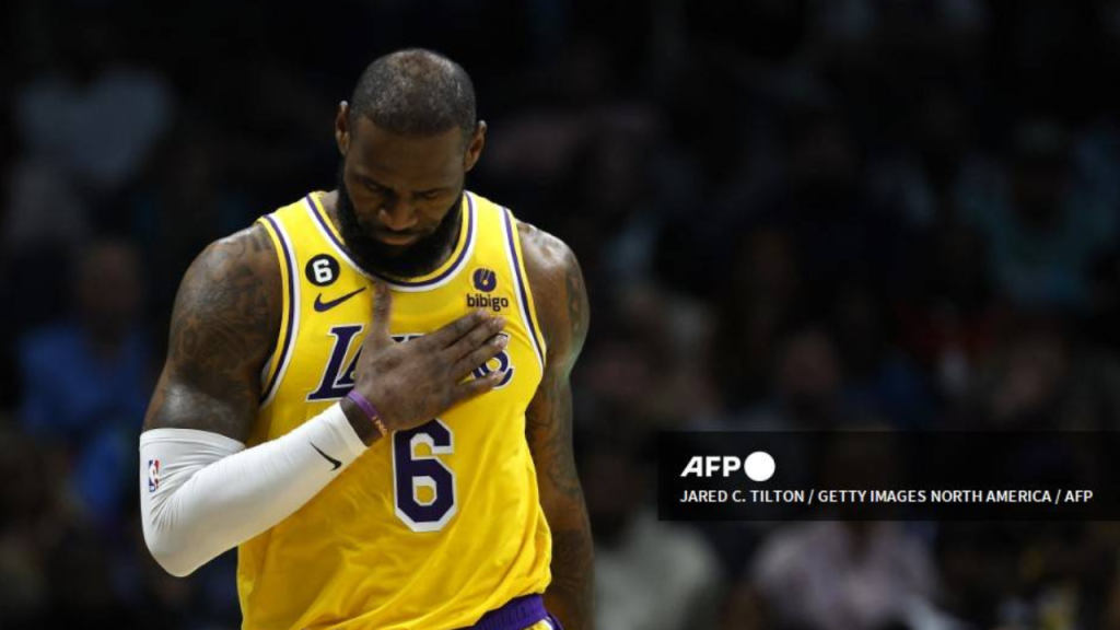 LeBron James, de Los Angeles Lakers, estará como mínimo tres semanas más de baja por su lesión en el pie derecho