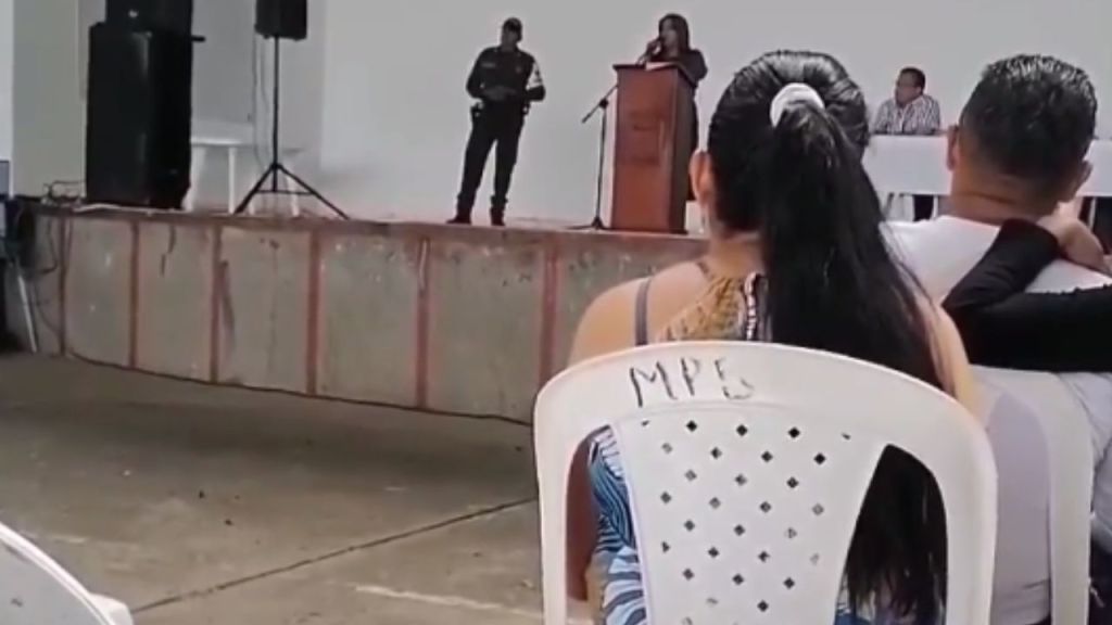 Foto:Captura de pantalla|VIDEO: Rectora de escuela se viraliza por prohibir celulares, noviazgos y cabello teñido