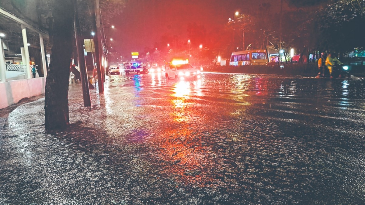 La noche de este miércoles, una fuerte lluvia azotó 14 alcaldías de la Ciudad de México, causando varios encharcamientos y afectaciones viales.