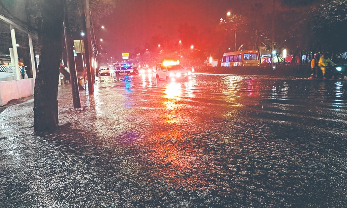 La noche de este miércoles, una fuerte lluvia azotó 14 alcaldías de la Ciudad de México, causando varios encharcamientos y afectaciones viales.
