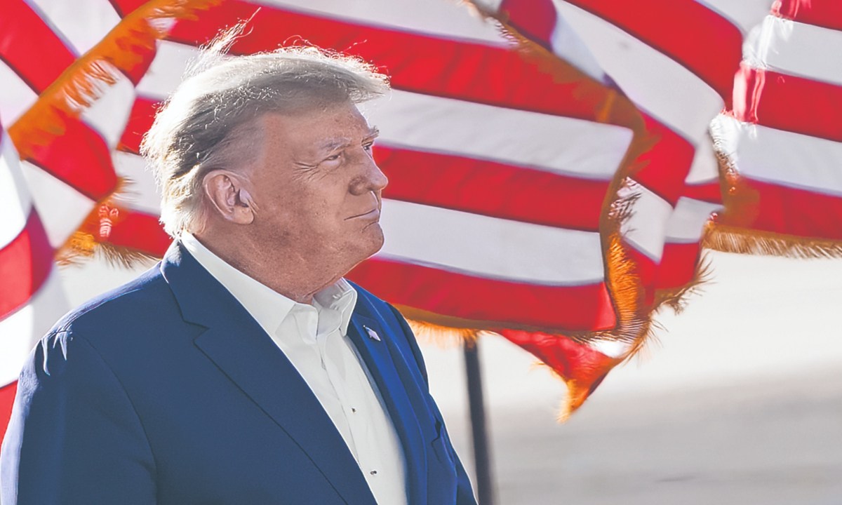 Donald Trump habla durante un mitin de la campaña electoral de 2024 en Waco, Texas, el 25 de marzo de 2023, mientras su avión privado "Trump Force One", está estacionado en la pista del Aeropuerto Internacional de Palm Beach, Florida